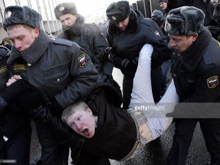 ރައީސް ކަމަށް ޕޫޓިން ވާދަނުކުރެއްވުމަށް ގޮވާލާ މުޒާހަރާކުރި ބަޔަކު ހައްޔަރުކޮށްފި