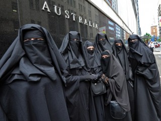 މޫނު ބުރުގާ އަޅައިގެން ތިބި ޓީޗަރުންތަކެއް