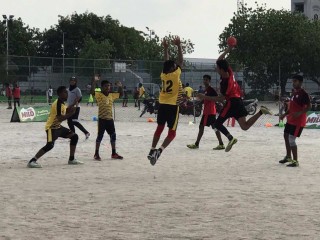 އިންޓަ ސްކޫލް ހޭންޑްބޯލް މުބާރާތް: 14 އަހަރުން ދަށުގެ ފައިނަލަށް ދިޔަ ސްކޫލްތައް ކަށަވަރުވެއްޖެ 