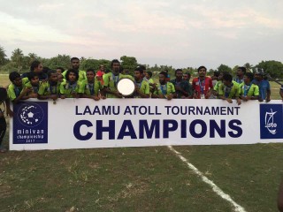 މިނިވަން ޗެމްޕިއަންޝިޕް ލ.އަތޮޅުގެ ޗެމްޕިއަން ޓީމް މާބައިދޫއިން ޝީލްޑް އުފުލާލަނީ