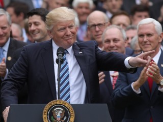 އޮބާމާކެއަރ އުވާލައި ޓްރަމްޕްގެ ހެލްތްކެއަރ ބިލް ފާސްކޮށްފި