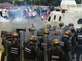 ވެނެޒުއޭލާގެ ސުޕްރީމް ކޯޓުގެ ފަނޑިޔާރުންނަށް ދަތި ކުރުމުގެ ފިޔަވަޅު އަޅައިފި