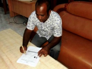 އަބްދުﷲ ރަޝީދު އެމްޑީޕީގެ މެމްބަރޝިޕް ފޯމުގައި ސޮއިކުރަނީ