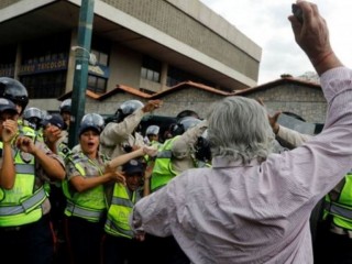 އެންމެފަހުން ވެނުޒުއެލާގެ އުމުރުން ދުވަސްވީ މީހުންވެސް މަގުމައްޗަށް ނުކުމެއްޖެ!