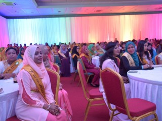 މުސާރައިގެ އޮނިގަނޑާމެދު ހިތްހަމަ ނުޖެހިގެން 400 ނަރުހުންގެ ޕެޓިޝަނެއް ހުށަހަޅައިފި