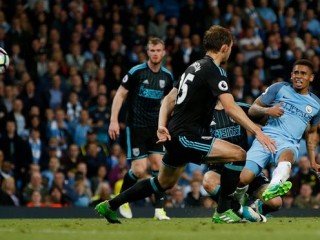 ސިޓީ ލީގުގެ ތިންވަނަ މަގާމަށް، އާސެނަލަށް މޮޅެއް