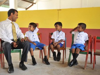 ކުރީގެ ރައީސް މުހައްމަދު ނަޝީދު ސްކޫލް ދަރިވަރުންތަކަކާއެކު