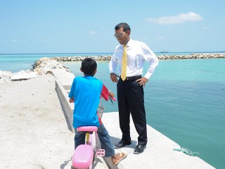 ރައީސް މުހައްމަދު ނަޝީދު، ރަށެއްގެ ބަނދަރުމަތީގައި ކުޑަކުއްޖަކާއި ވާހަކަދައްކަވަނީ