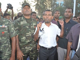 ރައީސް ނަޝީދު 2012 ވަނަ އަހަރުގެ ފެބްރުއަރީ 7 ވަނަ ދުވަހު ޖުމްހޫރީ މައިދާނުގައި ތިބި ފުލުހުންނާ ވާހަކަދައްކަވަނީ
