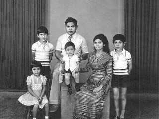 ރައީސް މުހައްމަދު ނަޝީދު ތުއްޕުޅުއިރު އެ މަނިކުފާނުގެ މަންމަ އާއި ބައްޕަ އާއި އައްބަނޑު އެއްބަފާ އެހެން ބޭފުޅުންނާއެކު. ރައީސް ނަޝީދު އެ ހުންނެވީ ކަނާތް ފަރާތުން ކޮޅަށް 