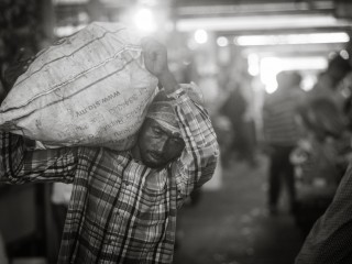 ލޯކަލް މާރުކޭޓް ސަރަަހައްދުގައި އާންމު ރައްޔިތަކު މަސައްކަތުގައި