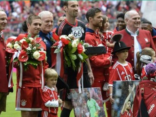 ބުންޑަސްލީގާ: ބަޔާން ލީގު ތަށި އުފުލާލިއިރު، ލާމް އަދި ޒަބީ އެލޮންސޯ ކުޅުން ހުއްޓާލައިފި