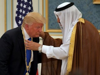 ޓްރަމްޕްގެ "ހޭޓް ސްޕީޗް" ގެ ބަދަލު: ސައުދީގެ އެންމެ މަތީ ޝަރަފު