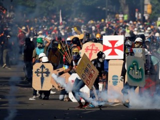 މުޒާހަރާތަކަށް 50 ދުވަސް ފުރުން ފާހަގަކުރުމަށް ވެނެޒުއެލާގައި ބޮޑު ހިނގާލުމެއް ބާއްވައިފި