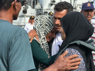 "ކޮޅުވެއްޓިއާއި ދިމާވި ކާގޯ ބޯޓު، އެހީއަށް އެދުމުން ވެސް އަޅާނުލައި ދިޔައީ"