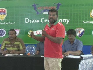 ވެޓަރެންސް މުބާރާތުގެ ފުރަތަމަ މެޗުގައި އެންމެ ފަހުގެ ޗެމްޕިއަނާއި ރަނަރަޕް