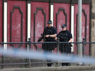 މެންޗަސްޓާ ސިޓީއަށް ހަމަލާ ދިނުމުގައި އެހެން ބަޔަކު ބައިވެރިވި ކަމަށް ބެލެވޭ: ހޯމް ސެކްރެޓަރީ