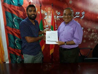 މާލެ ސިޓީ ކައުންސިލް މެންބަރު މަމްނޫން ޖޭޕީއަށް ސޮއިކުރައްވައިފި