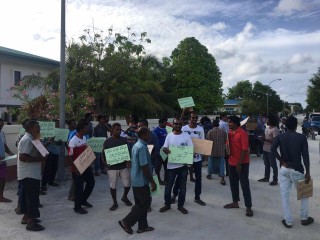 ކަރަންޓް ކެނޑޭތީވެ، ފެނަކައާއި ދެކޮޅަށް ލ. ގަމު ރައްޔިތުން މުޒާހަރާކޮށްފި