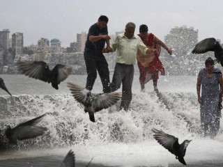 ސައިކްލޯން މޯރާގެ ބާރު ގަދަވެ، ބަންގްލާދޭޝްގެ ބައި މިލިއަން މީހުން ރައްކާތެރި ސަރަހައްދުތަކަށް ގެންދަނީ