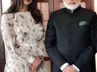 ދެފައި ހާމައަށް ފެންނަ ހެދުމެއް ލައިގެން މޯދީއާ ބައްދަލުކުރުމުން ޕްރިޔަންކާއަށް ފާޑުކިޔަން ފަށައިފި