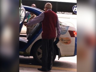 ރައީސް މައުމޫން، ސިންގަޕޫރުގައި އެކަނިމާއެކަނި ޓެކްސީގައި! 