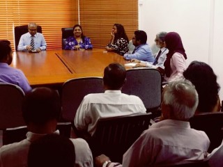 ރާއްޖޭގެ ލަންކާ އެމްބަސީގެ މުއައްޒަފުންނާ ފޮރިން މިނިސްޓަރ މުހައްމަދު އާސިމް ބައްދަލުކުރައްވަނީ