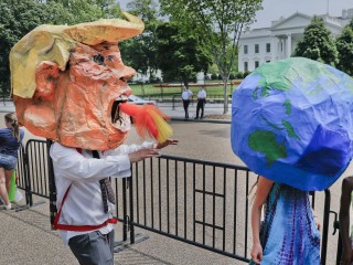 "މޭކް އަވަރ ޕްލެނެޓް ގްރޭޓް އަގެއިން" – ޓްރަމްޕްގެ ނިންމެވުމާ އެކު ދުނިޔެ ކެކެނީ!