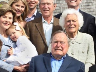 އެމެރިކާގެ ކުރީގެ ރައީސް ޖޯޖް ބުޝް އާއި އާއިލާގެ މެންބަރުން