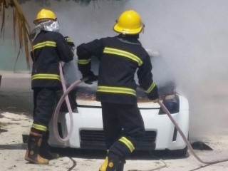 ދުއްވަމުންދިޔަ ކާރެއްގެ އިންޖީނުު ދޮންބޮޑުވެގެން ރޯވެއްޖެ