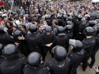 ފުޓިންގެ ވެރިކަމާމެދު ނުރުހުންވެ އެތައް ހާސް ބަޔަކު ރަޝިޔާގައި މުޒާހަރާ ކުރަނީ