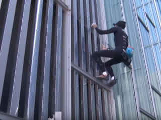 ވީޑިއޯ: ފަރަންސޭސި ސްޕައިޑަމޭން އުސް އިމާރާތަކަށް އެއްވެސް އާލާތެއް ބޭނުން ނުކޮށް އަރާ މަންޒަރު ދުށިންތަ؟