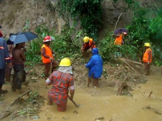 ބިންގަނޑު ކަނޑައިގެން ގޮސް ބަނގްލަދޭޝްގައި 134 މީހުން މަރުވެއްޖެ