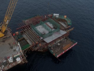 ބްރިޖުގެ މައި ތަނބުތައް ފެނުން މައްޗަށް އަރައިފި 