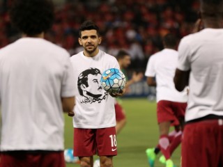 ކޮރެއާ ދެކޮޅަށް ކުޅުނު މެޗުގައި ގަތަރު ކުޅުންތެރިން އެގައުމުގެ އަމީރަށް ތާއީދުކޮށް ޓީޝާޓް ބޭނުންކޮށްފި