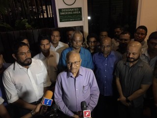 މައުމޫނާއެކު މުޅިން އެހެން ފޮޓޯއެއް