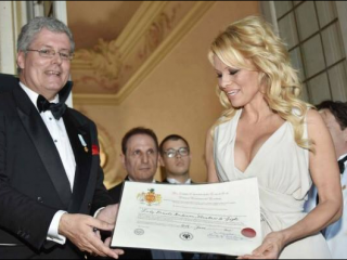 ފޭކް ޕްރިންސެއް އިޓަލީ ފުލުހުން ހޯދަނީ