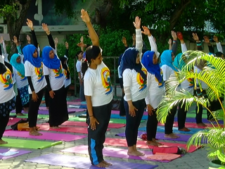 ބައިނަލްއަގްވާމީ ޔޯގާ ދުވަހުގެ ހަރަކާތުގައި 100 ވުރެ ގިނަ މީހުން ބައިވެރިވެއްޖެ