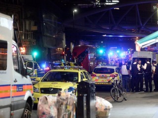 ލަންޑަންގެ މިސްކިތެއް ކައިރީ މީހުން ގިނަވި ވަގުތު ވޭނަކުން މީހުންގެ ގައިގައި ޖައްސައި ޒަހަމްކޮށްލައިފި 