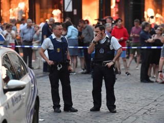 ބެލްޖިއަމްގެ ރޭލު ސްޓޭޝަނެއްގައި ޖާނުންފިދާ ވެގެން ބޮމުގެ ހަަމަލާ ދޭން އުޅުނު މީހަކު ފުލުހުން މަރާލައިފި