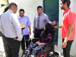 ބީއެމްއެލުން 15 މީހަކަށް މޮޓޮރައިޒްޑް ވީލްޗެއާ ހަދިޔާކޮށްފި 