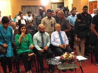 ރައީސް މައުމޫނު އެމަނިކުފާނުގެ ދަރިކަލުންނާއެކު:- ފާރިސް އާއި މައުމޫނުގެ ބަންދާމެދު މިއަދު ގޮތެއް ނިންމާނެ