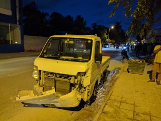 އައްޑޫގައި ސައިކަލަކާއި ޕިކަޕެއް ޖެހި ދެ މީހަކަށް އަނިޔާވެއްޖެ