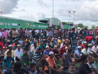 މާލެއާއި އަތޮޅުތަކުގައި ބޮޑު ޖަމާއަތުގައި ގިނަ އަދަދެއްގެ ބަޔަކު އީދު ނަމާދު ކޮށްފި 