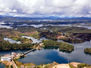 ކޮލަމްބިއާގައި ބޯޓު ބަންޑުން ޖަހާލުމުގެ ހާދިސާއެއްގައި މަދުވެގެން ހަ މީހުން މަރުވެއްޖެ 