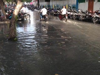Malé City experiences sea surges