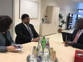 Fisheries Minister Mohamed Shainee (C)