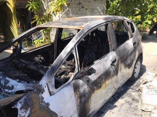 ގެއެއްގެ ގޯތި ތެރޭގައި އޮތް ކާރެއްގައި ރޯވެ އަނދައިފި