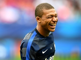 އެމްބަޕޭ އަކީ "ޕްރައިޒްލެސް" މީހެއްހެން ދޭހަވާގޮތަށް އޭނާގެ ޓްވީޓާ އެކައުންޓްގެ ކަވާ ބަދަލުކޮށްފި