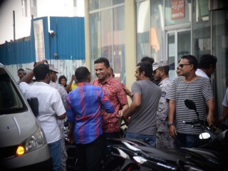 ކާނަލް ނާޒިމް އަނބުރާ ޖަލަށް ގެންދަނީ